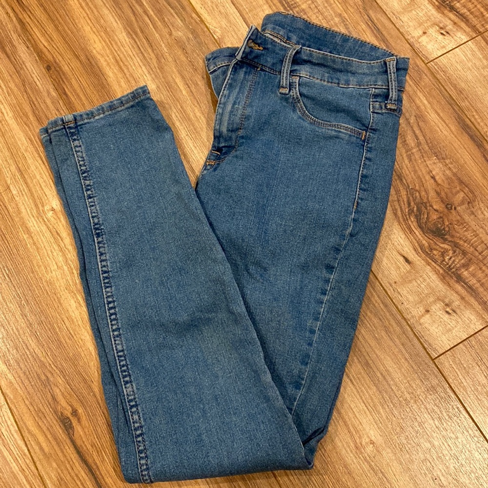 Size 6 women’s jeans. Skinny style